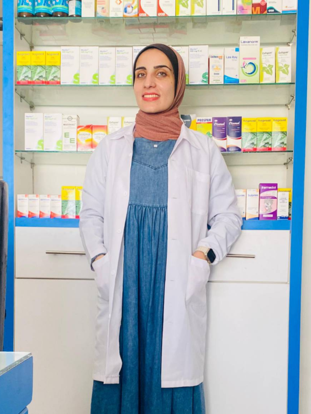 Dr. Besan in een apotheek